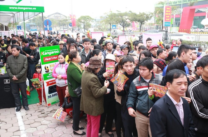 'Nghẹt thở' chen chân mua sắm hàng điện máy ngày cận tết - ảnh 4