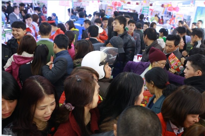 'Nghẹt thở' chen chân mua sắm hàng điện máy ngày cận tết - ảnh 6