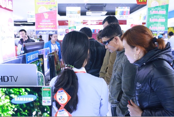 'Nghẹt thở' chen chân mua sắm hàng điện máy ngày cận tết - ảnh 8