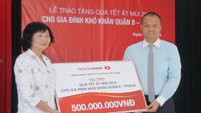 Techcombank tặng quà Tết cho 1200 hộ nghèo tại quận 8 và huyện Hóc Môn - ảnh 1