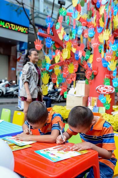 Cây Bàn Tay Yêu Thương - Điểm nhấn đặc biệt trong Tết 2015 - ảnh 2