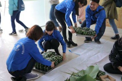 1.000 'tấm bánh nghĩa tình' trường Đại Nam trao người khó khăn - ảnh 2