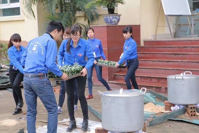 1.000 'tấm bánh nghĩa tình' trường Đại Nam trao người khó khăn - ảnh 3