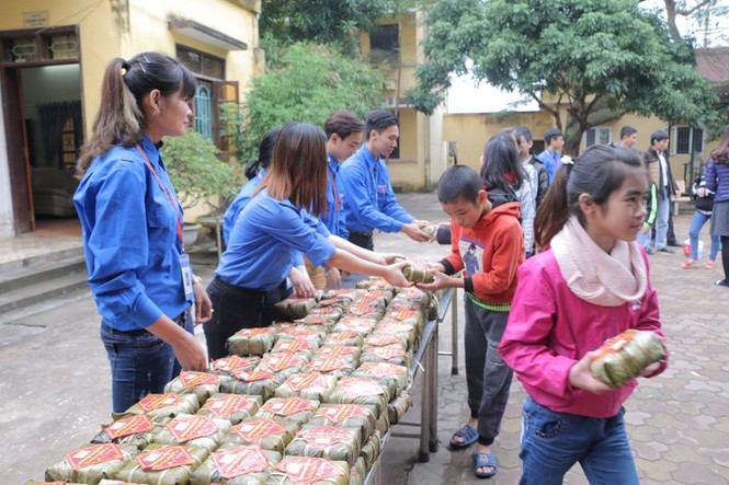 1.000 'tấm bánh nghĩa tình' trường Đại Nam trao người khó khăn - ảnh 7