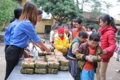 1.000 'tấm bánh nghĩa tình' trường Đại Nam trao người khó khăn - ảnh 8