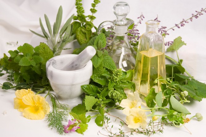 Trị mụn trứng cá sai cách có thể gây sảy, dị tật thai nhi - ảnh 1