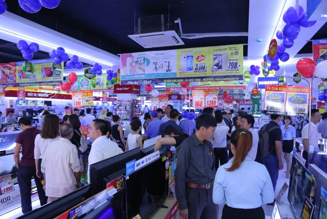 Xếp hàng dài chờ mua hàng điện máy khuyến mại “khủng” - ảnh 1
