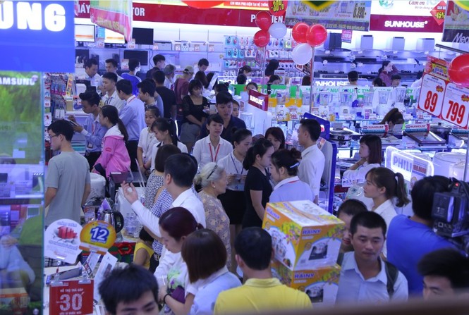 Xếp hàng dài chờ mua hàng điện máy khuyến mại “khủng” - ảnh 2