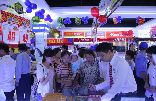 Xếp hàng dài chờ mua hàng điện máy khuyến mại “khủng” - ảnh 6