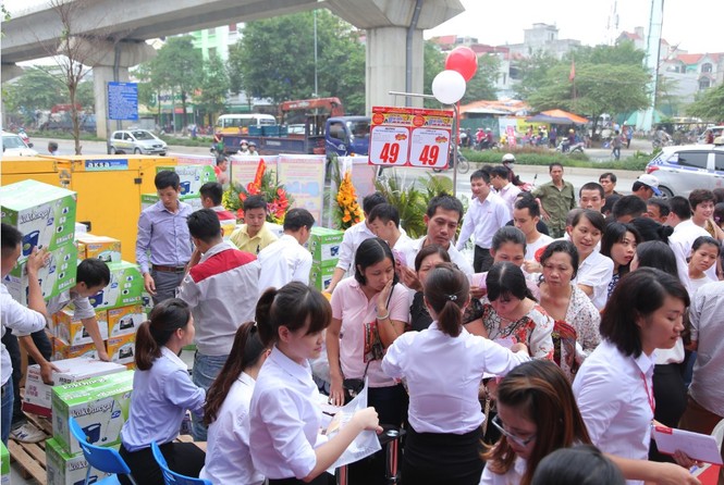 Xếp hàng dài chờ mua hàng điện máy khuyến mại “khủng” - ảnh 7