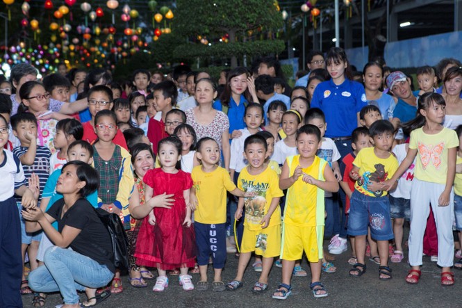 Trung thu ấm áp đến với trẻ em nghèo tại Queen Plaza - ảnh 1