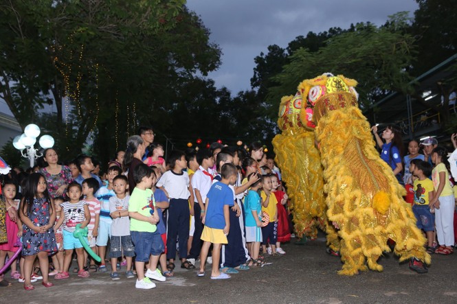 Trung thu ấm áp đến với trẻ em nghèo tại Queen Plaza - ảnh 2