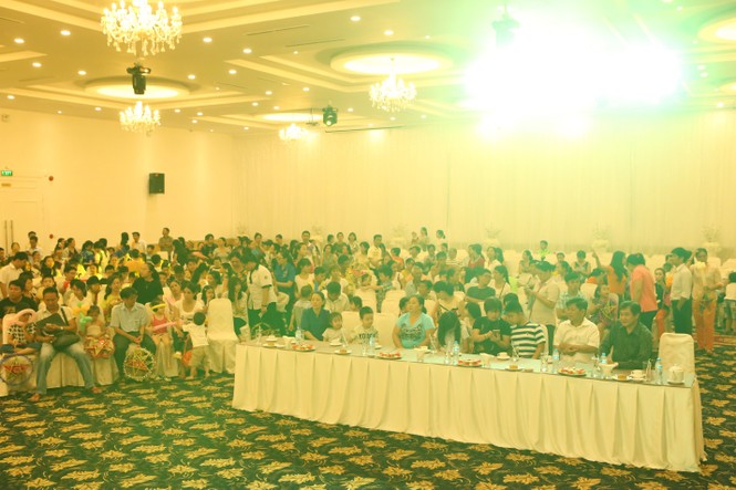 Trung thu ấm áp đến với trẻ em nghèo tại Queen Plaza - ảnh 3