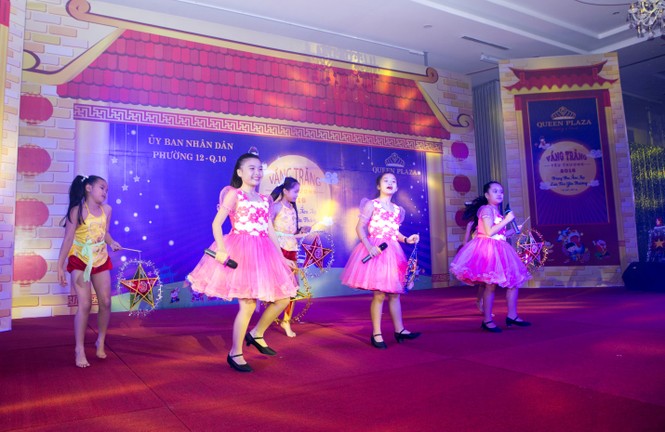 Trung thu ấm áp đến với trẻ em nghèo tại Queen Plaza - ảnh 4