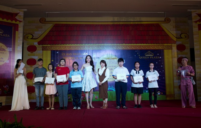 Trung thu ấm áp đến với trẻ em nghèo tại Queen Plaza - ảnh 5