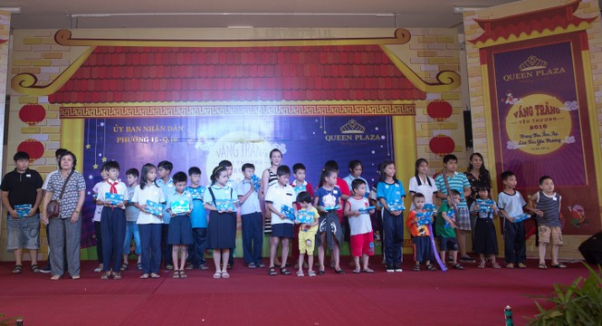 Trung thu ấm áp đến với trẻ em nghèo tại Queen Plaza - ảnh 6