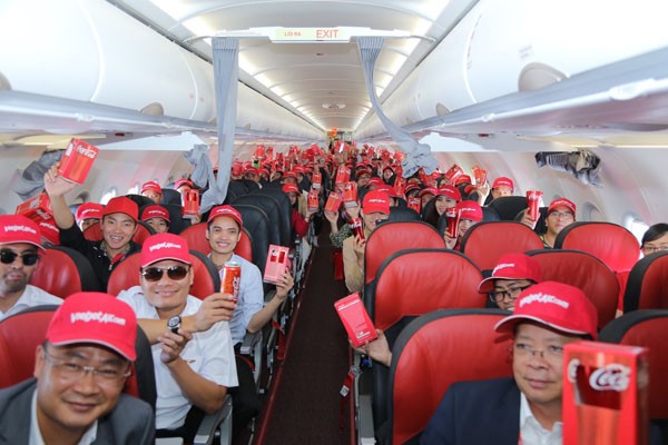“Bay cùng cảm xúc - Uống cùng cảm xúc” với Vietjet & Coca-Cola - ảnh 2