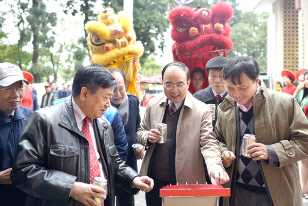 Tưng bừng khai mạc hội chợ đồ và hàng tiêu dùng chào xuân 2017 - ảnh 1