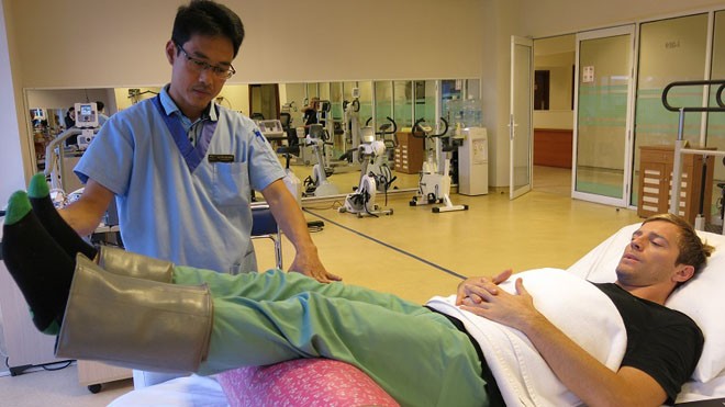 Phẫu thuật thành công cho phi công Canada gãy trật khớp háng nặng - ảnh 2