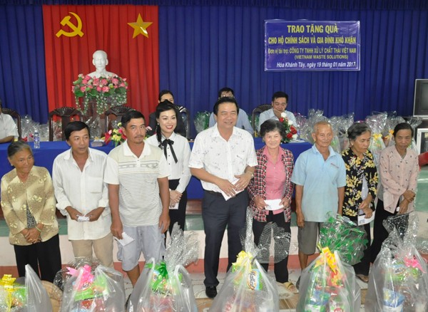 VWS chăm lo tết cho người nghèo - ảnh 2