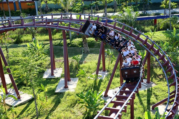 Asia Park ra mắt tàu lượn dạng treo lớn nhất Việt Nam - ảnh 1