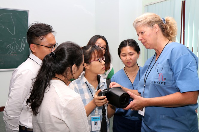 Sinh viên y khoa Mỹ đến học và thực tập tại Việt Nam - ảnh 1