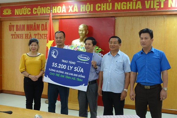 Vinamilk cùng hơn 110 ngàn ly sữa cứu trợ trẻ em vùng lũ - ảnh 1