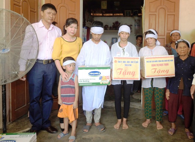 Vinamilk cùng hơn 110 ngàn ly sữa cứu trợ trẻ em vùng lũ - ảnh 2
