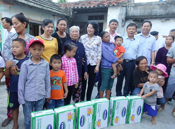 Vinamilk cùng hơn 110 ngàn ly sữa cứu trợ trẻ em vùng lũ - ảnh 3