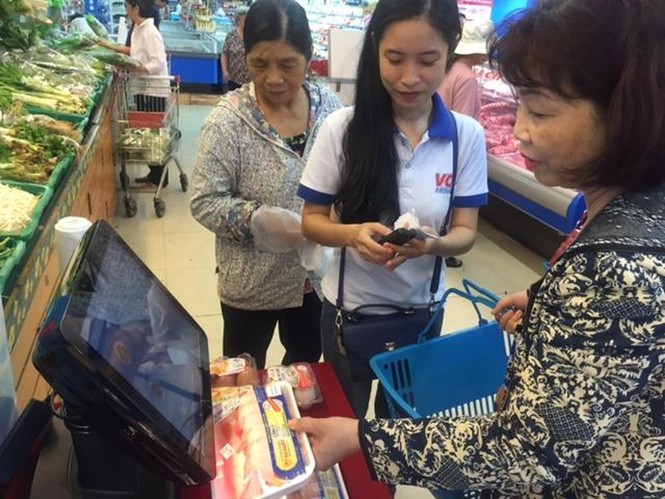 “Quẹt” tay biết ngay nguồn gốc thịt và trứng gia cầm ở TPHCM - ảnh 1