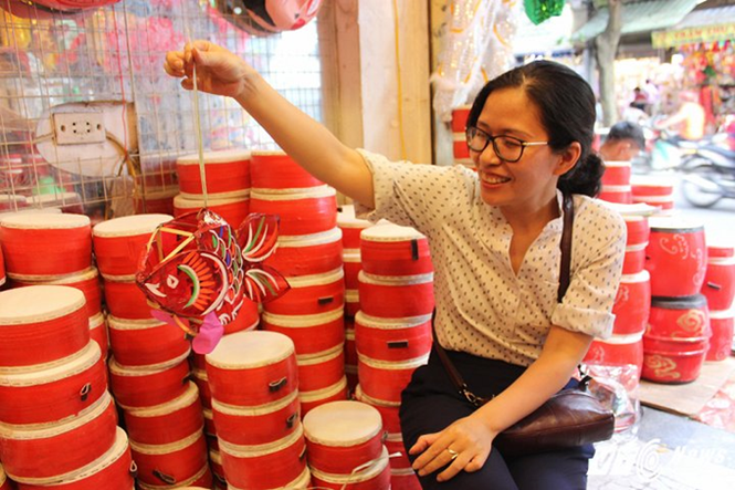 Cẩn trọng để tránh bị nhiễm độc khi mua đồ chơi Trung thu cho con - ảnh 1