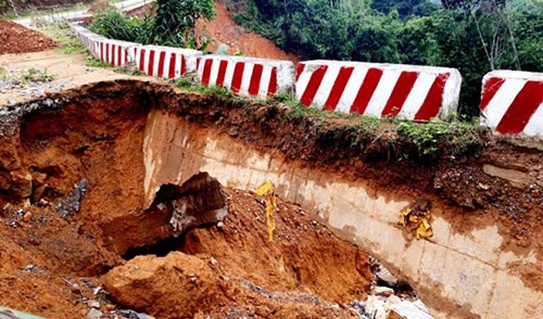 Nhiều quốc lộ ở Thanh Hóa nứt toác sau mưa lũ - ảnh 2