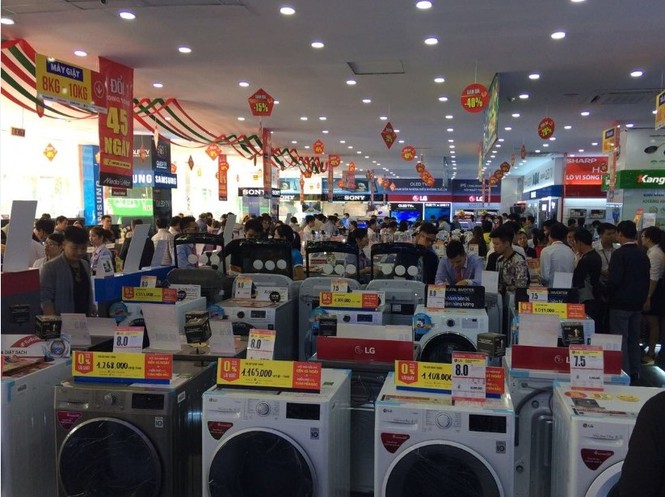 Chen chân mua sắm tại siêu thị điện máy mới khai trương trong ngày đầu Tháng khuyến mại Hà Nội 20 - ảnh 1