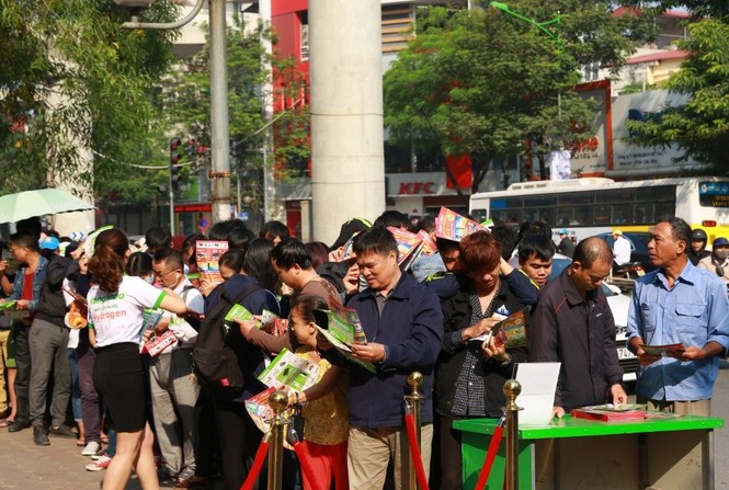 Chen chân mua sắm tại siêu thị điện máy mới khai trương trong ngày đầu Tháng khuyến mại Hà Nội 20 - ảnh 2