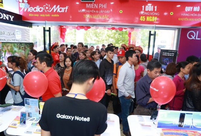 Chen chân mua sắm tại siêu thị điện máy mới khai trương trong ngày đầu Tháng khuyến mại Hà Nội 20 - ảnh 3