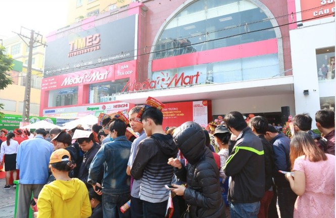 Chen chân mua sắm tại siêu thị điện máy mới khai trương trong ngày đầu Tháng khuyến mại Hà Nội 20 - ảnh 4