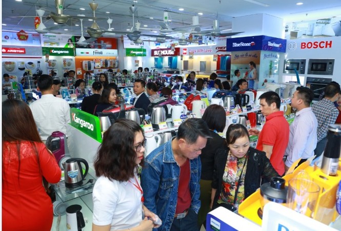Chen chân mua sắm tại siêu thị điện máy mới khai trương trong ngày đầu Tháng khuyến mại Hà Nội 20 - ảnh 7