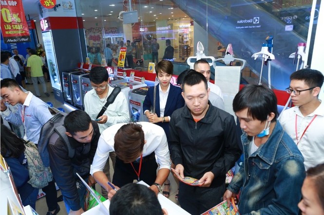 Chen chân mua sắm tại siêu thị điện máy mới khai trương trong ngày đầu Tháng khuyến mại Hà Nội 20 - ảnh 8