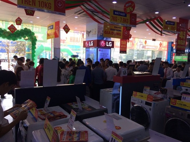 Chen chân mua sắm tại siêu thị điện máy mới khai trương trong ngày đầu Tháng khuyến mại Hà Nội 20 - ảnh 9