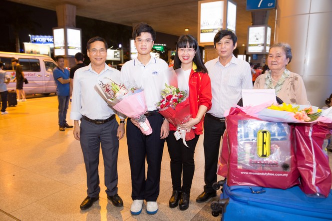 Dược Nhất Nhất trao thưởng cho kỳ thủ Nguyễn Anh Khôi - ảnh 1