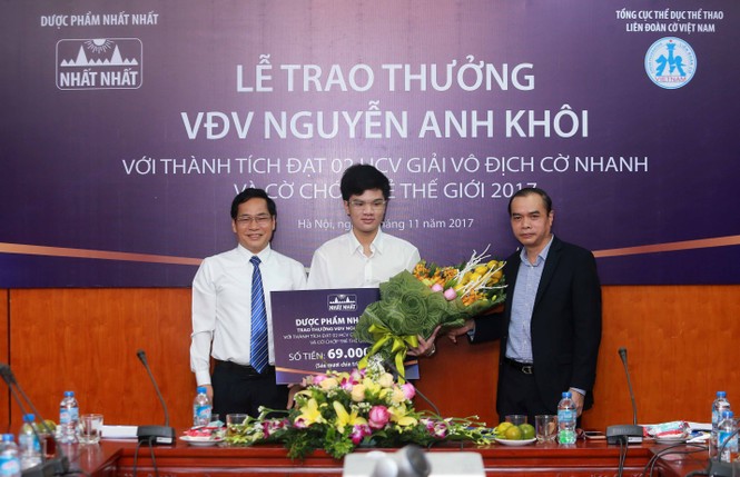 Dược Nhất Nhất trao thưởng cho kỳ thủ Nguyễn Anh Khôi - ảnh 2