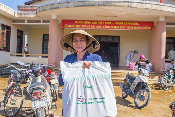 5000 suất quà được trao hỗ trợ đồng bào bão lũ miền Trung - ảnh 1