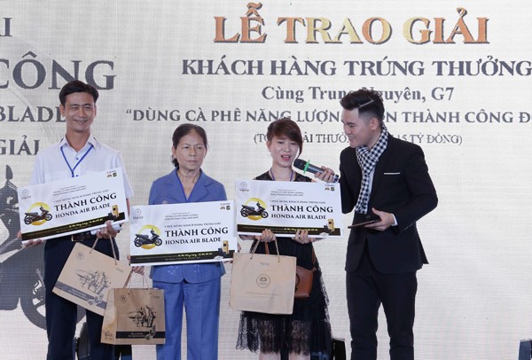Trung Nguyên trao thưởng cho khách hàng trúng ô tô Toyota Vios - ảnh 3