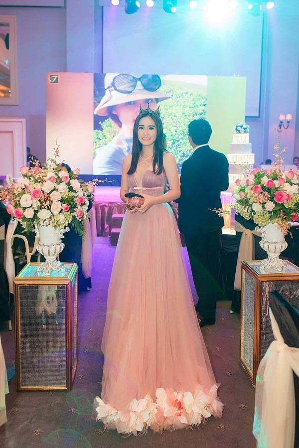 Đụng váy với Ngọc Trinh, Di Băng không hề thua kém - ảnh 1