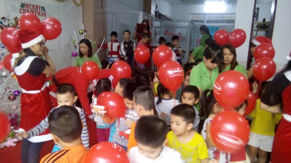 Bibica tặng 32.000 phần quà cho các em nhỏ khó khăn dịp Noel - ảnh 2