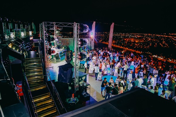 Khám phá bữa tiệc lấp lánh đêm Noel ở sky bar cao nhất Đà Nẵng - ảnh 1