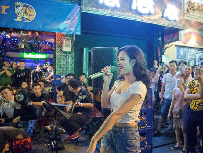 Phố Bùi Viện đêm cuối tuần 'thất thủ' vì Đông Nhi - ảnh 7
