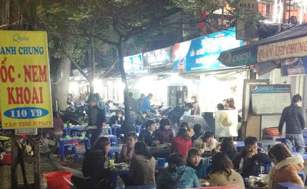 Người trẻ 'tràn' xuống phố ăn quà vặt trong đêm Giáng Sinh - ảnh 11