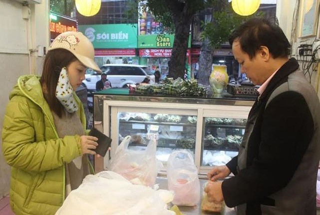 Người trẻ 'tràn' xuống phố ăn quà vặt trong đêm Giáng Sinh - ảnh 12