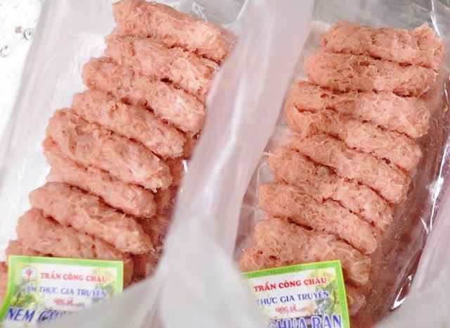 Người trẻ 'tràn' xuống phố ăn quà vặt trong đêm Giáng Sinh - ảnh 13